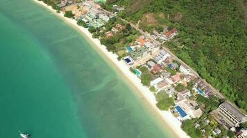 4k aéreo zumbido imágenes sombrero pluem playa, ratsada, phuket, Tailandia video