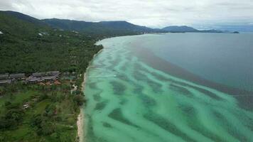 4k aéreo zumbido imágenes de explosión makham playa de en koh samui video