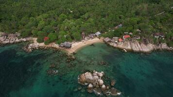 4k aereo fuco metraggio di sai nuan spiaggia su KOH tao , con bianca sabbia spiaggia, cristallo chiaro acqua, palma alberi e Barche video