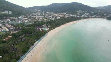 4k aéreo zumbido imágenes kata playa, karón, phuket, Tailandia video