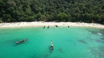 4k aéreo zangão cenas paraíso praia, kathu, phuket, Tailândia video