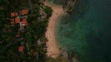 4k aereo fuco metraggio vento mulino punto di vista e yanui spiaggia, rawai, Phuket, Tailandia video