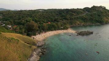 4k antenn Drönare antal fot vind kvarn synpunkt och yanui strand, rawai, phuket, thailand video