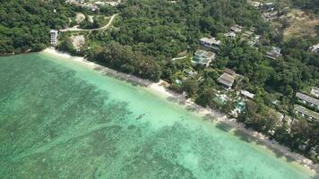 4k aéreo zumbido imágenes tri trang playa, Kathu, phuket, Tailandia video