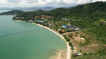 4k antenne dar beeldmateriaal zonsopkomst strand, ratsada, phuket, Thailand video