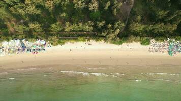 4k aéreo zumbido imágenes kamala playa, Kathu, phuket, Tailandia video