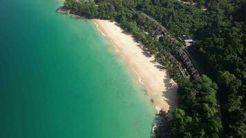 4k aéreo zangão cenas nai thon não, branco andaman praia, talang, phuket, Tailândia video