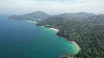 4k aéreo zumbido imágenes plátano playa, talang, phuket, Tailandia video