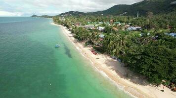 4k aéreo zumbido imágenes de explosión por playa en koh samui video