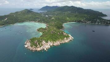 4k aereo fuco metraggio di John suwan punto di vista su KOH tao , con bianca sabbia spiaggia, cristallo chiaro acqua, palma alberi e Barche video