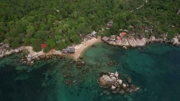 4k aereo fuco metraggio di sai nuan spiaggia su KOH tao , con bianca sabbia spiaggia, cristallo chiaro acqua, palma alberi e Barche video