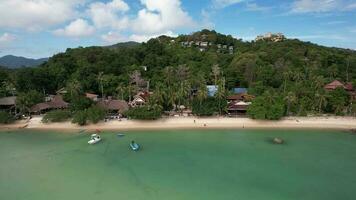 4k aereo fuco metraggio di gesso Baan kao baia spiaggia su KOH tao , con bianca sabbia spiaggia, cristallo chiaro acqua, palma alberi e Barche video