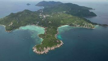 4k aereo fuco metraggio di John suwan punto di vista su KOH tao , con bianca sabbia spiaggia, cristallo chiaro acqua, palma alberi e Barche video