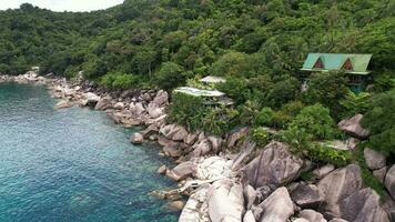 4k antenn Drönare antal fot av hin wong på koh tao , terar vit sand strand, kristall klar vatten, handflatan träd och båtar video