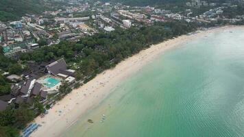 4k aéreo zumbido imágenes kata playa, karón, phuket, Tailandia video