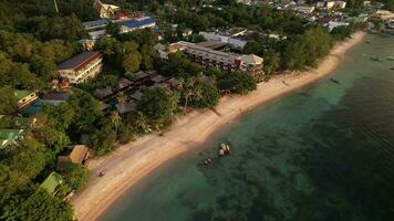 4k antenn Drönare antal fot av mae haad strand på koh tao , terar vit sand strand, kristall klar vatten, handflatan träd och båtar video