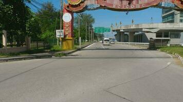 Phuket, Thailand 1. Dezember 2018 - Straße in der Nähe des internationalen Flughafens Phuket, Nai Yang Beach District. video