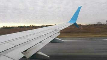 avión ala desde el ventana. aeronave despegar. vuelo partida, rodaje a el pista video