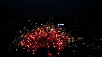 Novosibirsk, Russia giugno 26, 2022 - luminosa festivo fuochi d'artificio nel il notte città. colorato fuochi d'artificio nel il cielo video