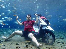 klaten, umbul pongok, Indonesia, julio 22, 2022, un hombre tomando un foto debajo claro agua