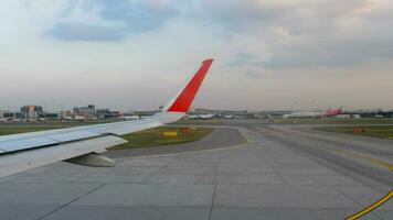 Moskau, Russland August 04, 2022 - - pov Aussicht von das Scheremetjewo Flugplatz von das Bullauge. Flugzeug rollen zu das Runway. Flugzeug Flügel, zuerst Person Aussicht video