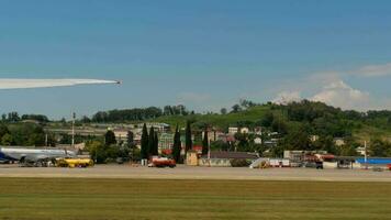 sochi, Russia agosto 04, 2022 - primo persona Visualizza di un aereo ala durante decollare. Visualizza a partire dal il oblò. volo partenza a partire dal sochi aeroporto video