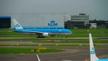 amsterdam, de nederländerna juli 29, 2017 - klm kunglig dutch flygbolag boeing 777 ph bqo avresa på bana 24 kaagbaan. shiphol flygplats, amsterdam, holland video