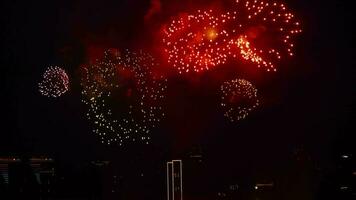 de fête brillant feux d'artifice dans le ville comme une symbole de le génial vacances. feux d'artifice à une ville Publique un événement video