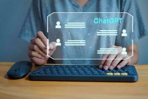 chatgpt charla con ai o artificial inteligencia mujer chateando con un inteligente ai utilizando un chatbot desarrollado por abierto ai. foto