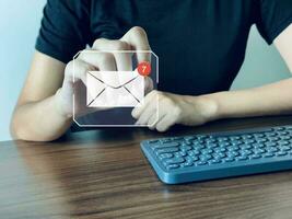 nuevo correo electrónico notificación concepto para negocio correo electrónico comunicación y digital marketing.negocio personas toque en correo electrónico en virtual pantalla. foto
