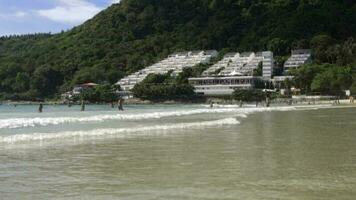 vue de le mer côte de Phuket. Hôtel complexe sur une vallonné zone surplombant le mer. vacances et Voyage concept video