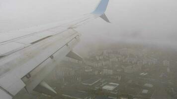 bellissimo nube cielo Visualizza a partire dal aereo finestra. aereo decollare video