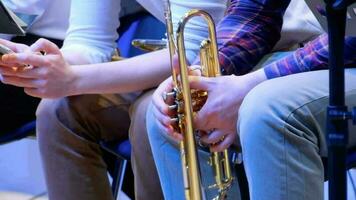 mãos fechar acima trompete músico, filarmônica orquestra show video