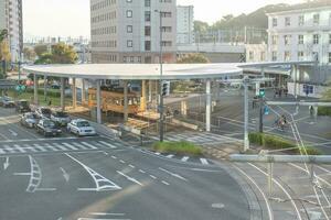 kumamoto, kyushu, japón - octubre 19, 2018 paisaje urbano de kumamoto ciudad, la carretera y tranvía foto