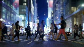 piétons en marchant sur bondé Urbain rue faire la navette à travail video