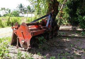 antiguo oxidado tractor en el jardín. antiguo oxidado tractor en el jardín. foto