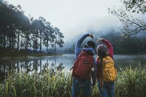 los amantes de la pareja viajan por la hermosa naturaleza del lago y el bosque, el lago pang oung en mae hong son. foto