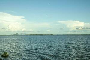 paisaje de el lago con azul cielo y blanco nubes foto