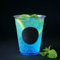 refrescante azul cóctel con limón y menta en un negro antecedentes foto