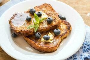 tostadas francesas con arándanos frescos y sirope de arce foto