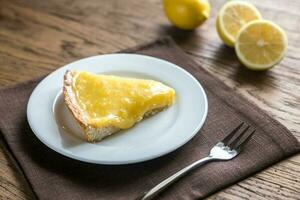 rebanada de limón tarta en el plato foto