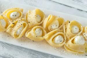 lumaconi pasta relleno con bocconcini foto