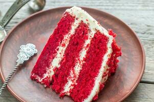 rojo terciopelo pastel en el plato foto