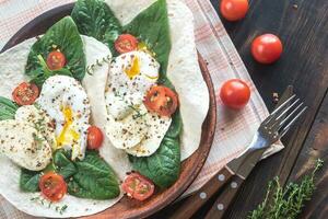 tortilla emparedados con escalfado huevos foto