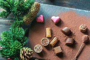 chocolate golosinas con cacao y Navidad árbol rama foto