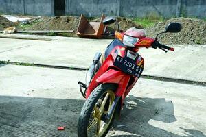 Kuaro Kalimantan Timur, Indonesia 01 May 2023. view of a red Yamaha f1zr motorbike parked photo