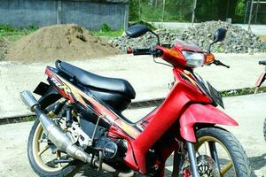 Kuaro Kalimantan Timur, Indonesia 01 May 2023. view of a red Yamaha f1zr motorbike parked photo