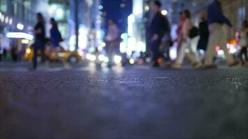 folle di persone pendolarismo nel il città attraversamento strada nel corsa ora traffico video