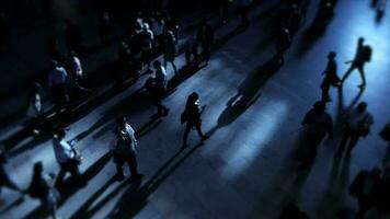 irreconocible anónimo personas caminando en el ciudad calles video