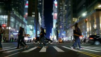 folle di persone pendolarismo nel il città attraversamento strada nel corsa ora traffico video